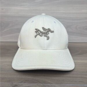 Arc'teryx Flex Fit Hat Beige Fossil Logo Embroidered Cap Outdoor Hiking *Flaws
